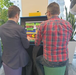 Automat arcade ze starymi grami wynajem