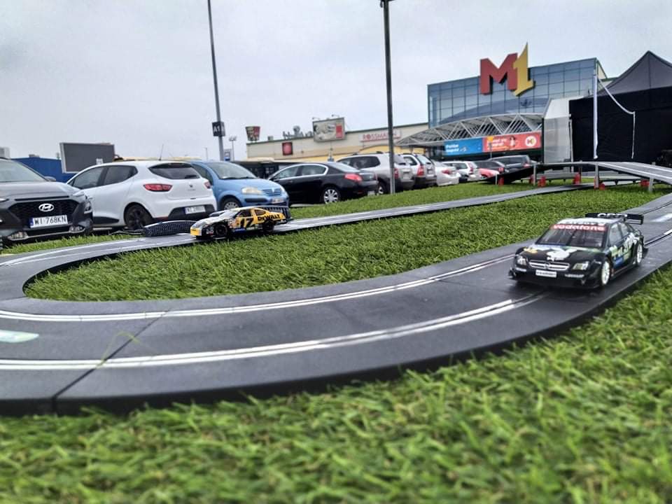 Tor z mini autami na wynajem