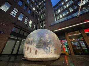 Read more about the article Dmuchana kula śnieżna- wynajem snow globe