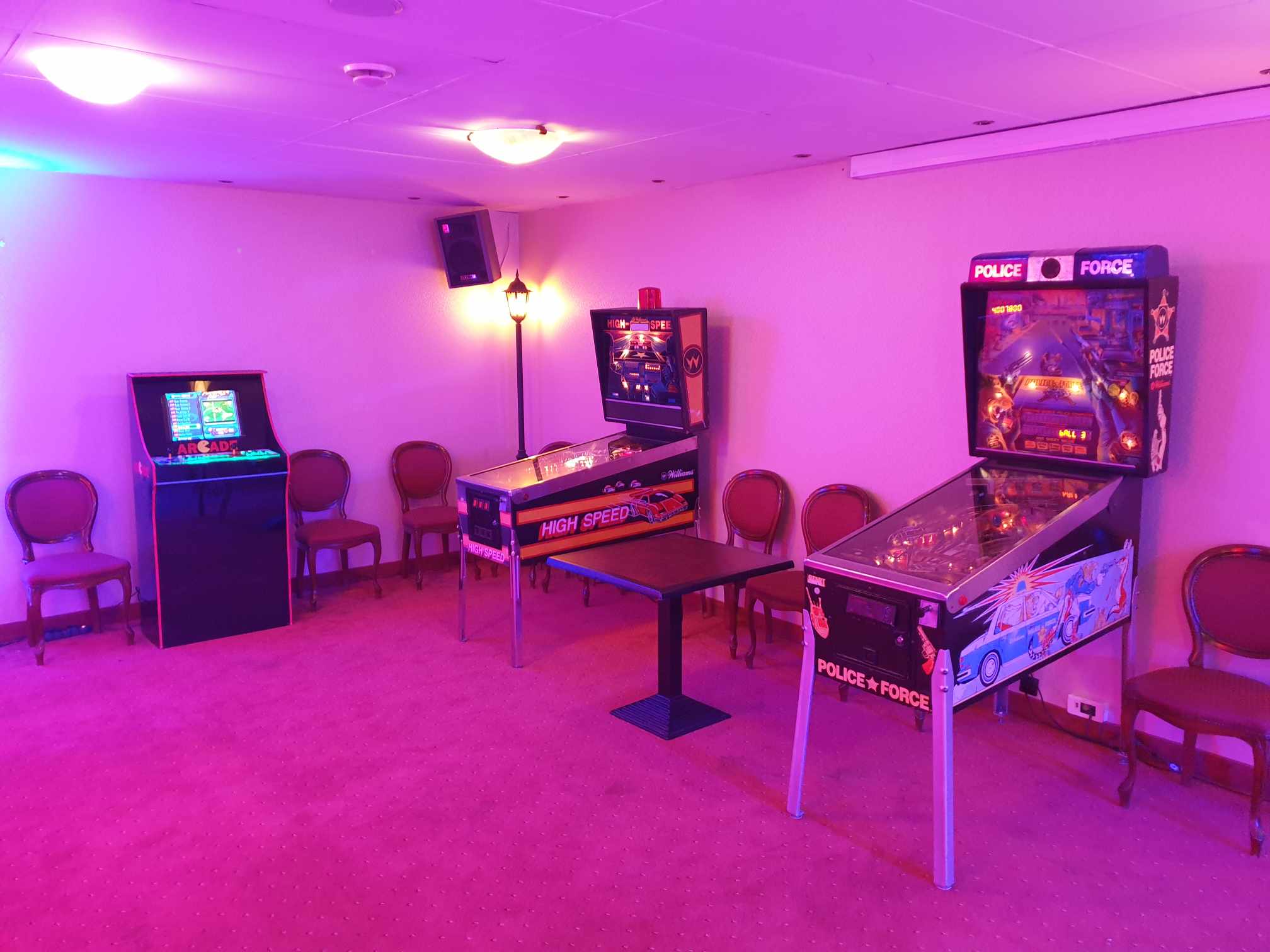 You are currently viewing Flipper, automat arcade i&nbsp;konsole retro- atrakcje do&nbsp;wynajęcia