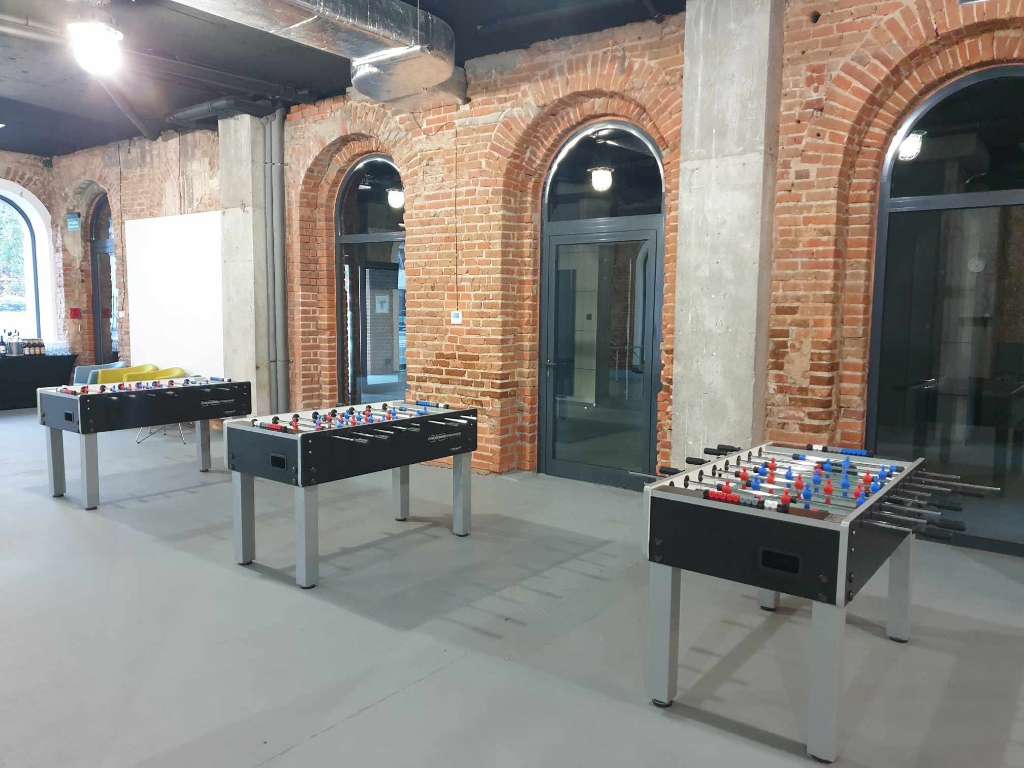 You are currently viewing Stoły do&nbsp;gier zręcznościowych- wynajem na&nbsp;event
