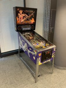 Atrakcje na event w stylu lat 80 wynajem. Retro flipper. Pinball wynajem, flipper wynajem