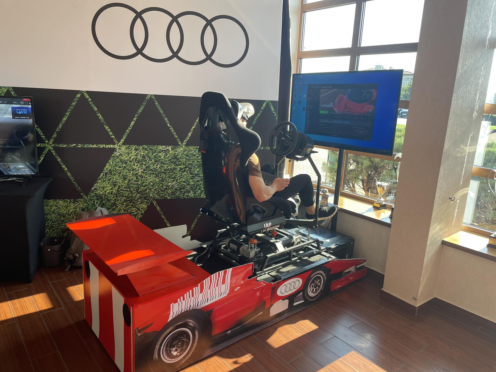 Rajdowy symulator VR na podnośnikach na wynajem Rajdowy symulator VR na podnośnikach na wynajem