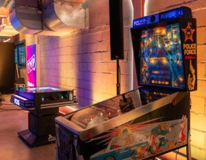Read more about the article Retro atrakcje do&nbsp;wynajęcia na&nbsp;imprezę w&nbsp;stylu lat 90.